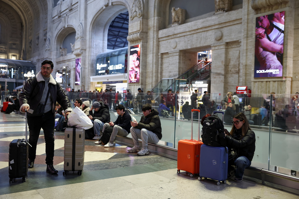 Οι άνθρωποι περιμένουν στο σιδηροδρομικό σταθμό του Μιλάνου, ενώ η ιταλική αστυνομία ερευνά πιθανή δολιοφθορά σε καλώδια ηλεκτρικού ρεύματος κοντά στην πόλη της Μπολόνια, η οποία προκάλεσε καθυστερήσεις σε μεγάλο μέρος του εθνικού σιδηροδρομικού δικτύου