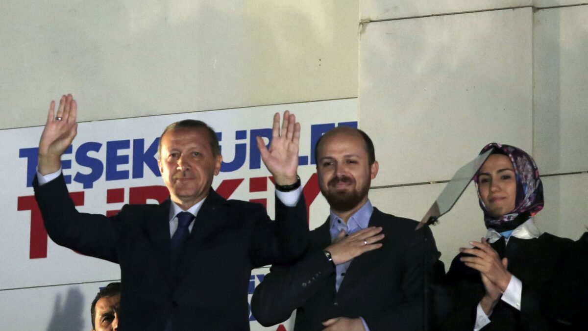 Ο Ρετζέπ Ταγίπ Ερντογάν με τον γιο του Μπιλάλ και την κορη του Σουμεγέ