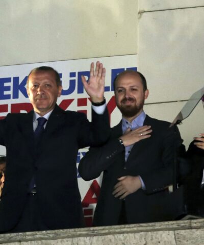 Ο Ρετζέπ Ταγίπ Ερντογάν με τον γιο του Μπιλάλ και την κορη του Σουμεγέ