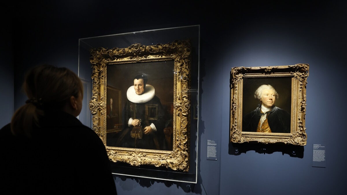 Το έργο τέχνης «Η γριά με το βιβλίο» (1637) (αριστερά)) του Ρέμπραντ στο μουσείο Draguignan της Γαλλίας