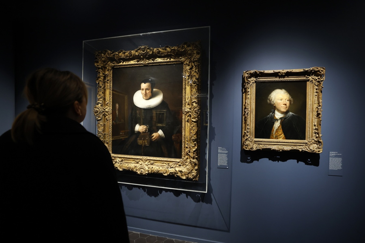 Το έργο τέχνης «Η γριά με το βιβλίο» (1637) (αριστερά)) του Ρέμπραντ στο μουσείο Draguignan της Γαλλίας