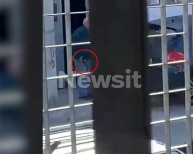 Ρέντη: Βίντεο ντοκουμέντο από τη στιγμή που ο 84χρονος απειλεί με το πιστόλι τους μαθητές του Γυμνασίου