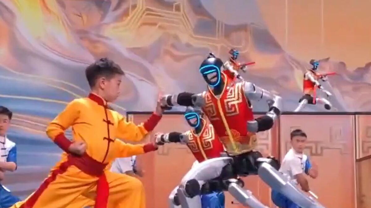 Εντυπωσιακή πολεμική παράσταση κουνγκ φου στην Κίνα με πρωταγωνιστές ρομπότ