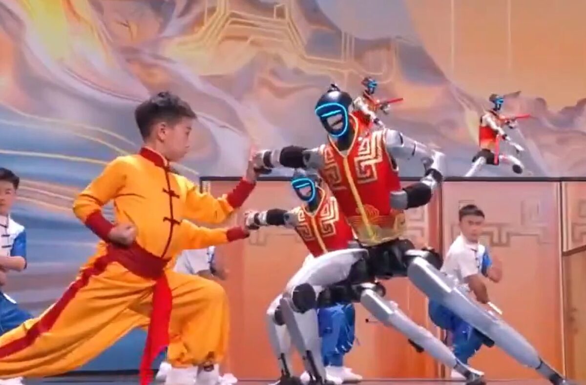 Εντυπωσιακή πολεμική παράσταση κουνγκ φου στην Κίνα με πρωταγωνιστές ρομπότ