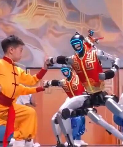 Εντυπωσιακή πολεμική παράσταση κουνγκ φου στην Κίνα με πρωταγωνιστές ρομπότ