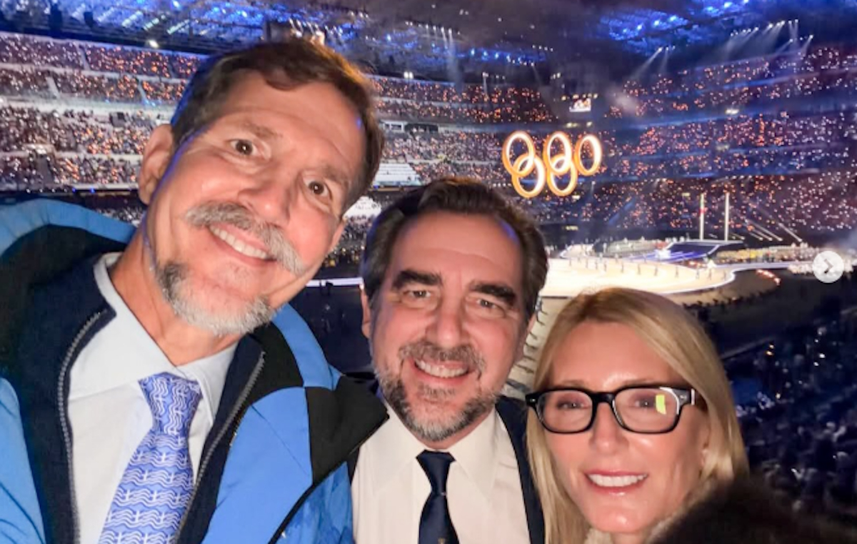 Ο Παύλος Ντε Γκρες, η σύζυγός του Μαρί Σαντάλ και ο αδελφός του, Νικόλαος Ντε Γκρες στην τελετή έναρξης των Ολυμπιακών Αγώνων 2026 στο στάδιο «Σαν Σίρο» του Μιλάνου