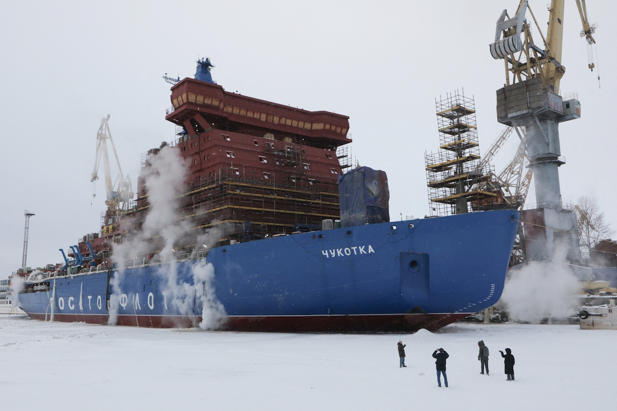 Ρώσοι στον παγωμένο ποταμό Νέβα, κοντά στο πυρηνικό παγοθραυστικό «Chukotka», στην Αγία Πετρούπολη της Ρωσίας