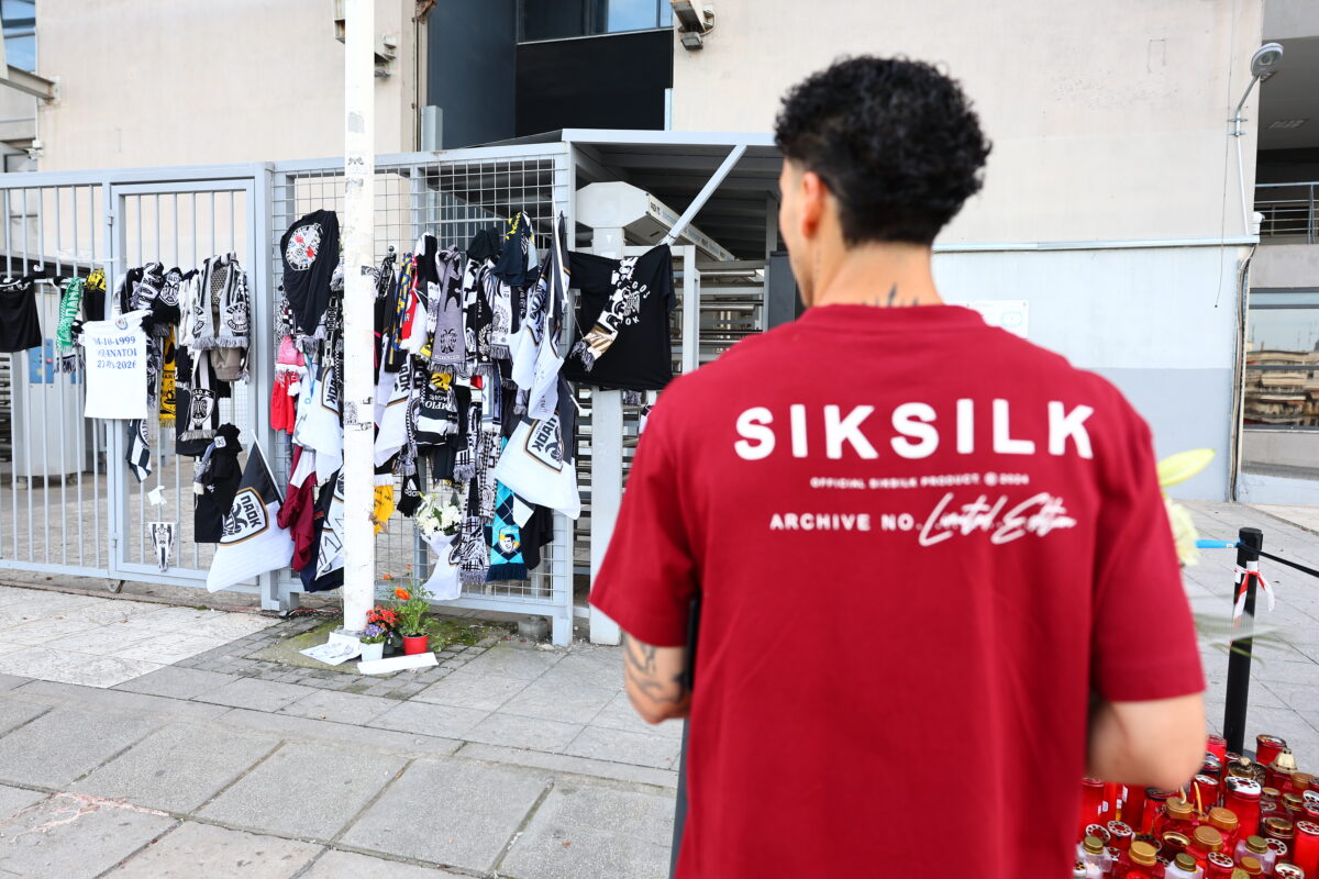 ΚΑΤΑΘΕΣΗ ΛΟΥΛΟΥΔΙΩΝ ΑΠΟ ΤΟΝ ΝΕΟ ΠΑΙΚΤΗ ΤΟΥ ΠΑΟΚ ΧΟΡΧΕ ΣΑΝΤΣΕΣ ΕΞΩ ΑΠΟ ΤΗΝ ΘΥΡΑ 1 ΣΤΟ ΓΗΠΕΔΟ ΤΗΣ ΤΟΥΜΠΑΣ ΣΤΗ ΜΝΗΜΗ ΤΩΝ ΘΥΜΑΤΩΝ ΤΟΥ ΤΡΟΧΑΙΟΥ ΣΤΗ ΡΟΥΜΑΝΙΑ. (ΡΑΦΑΗΛ ΓΕΩΡΓΙΑΔΗΣ