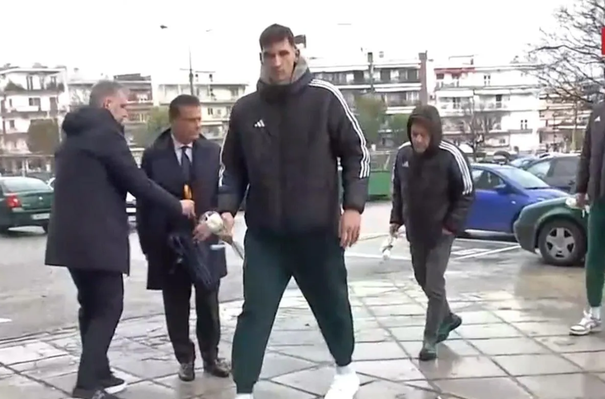 Αντιπροσωπεία του μπασκετικού Παναθηναϊκού στην Τούμπα για να τιμήσει τους αδικοχαμένους οπαδούς του ΠΑΟΚ