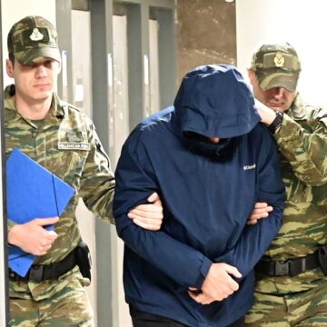 Ο σμήναρχος - κατάσκοπος μετά την απολογία του στο αεροδικείο