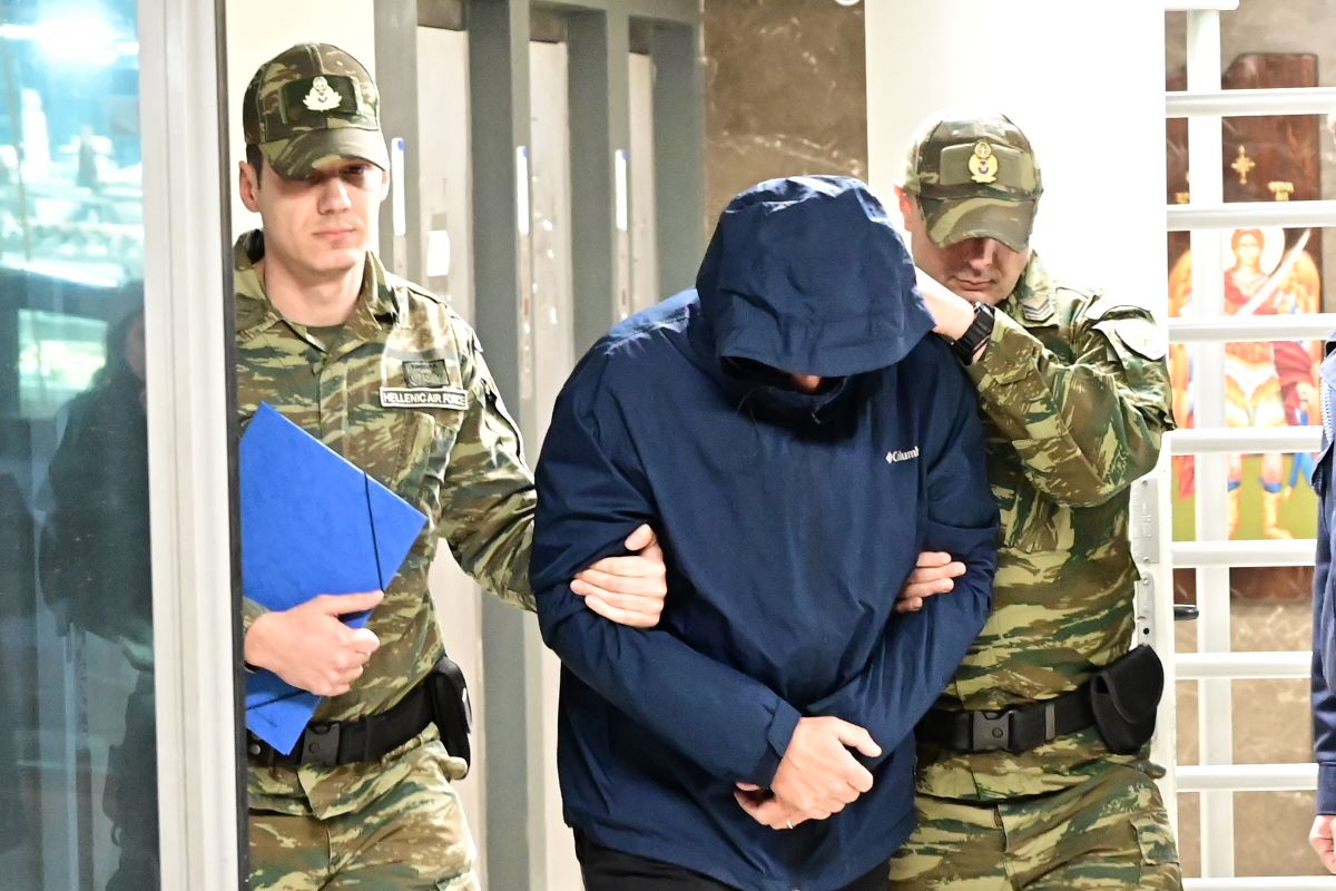 Ο σμήναρχος - κατάσκοπος μετά την απολογία του στο αεροδικείο