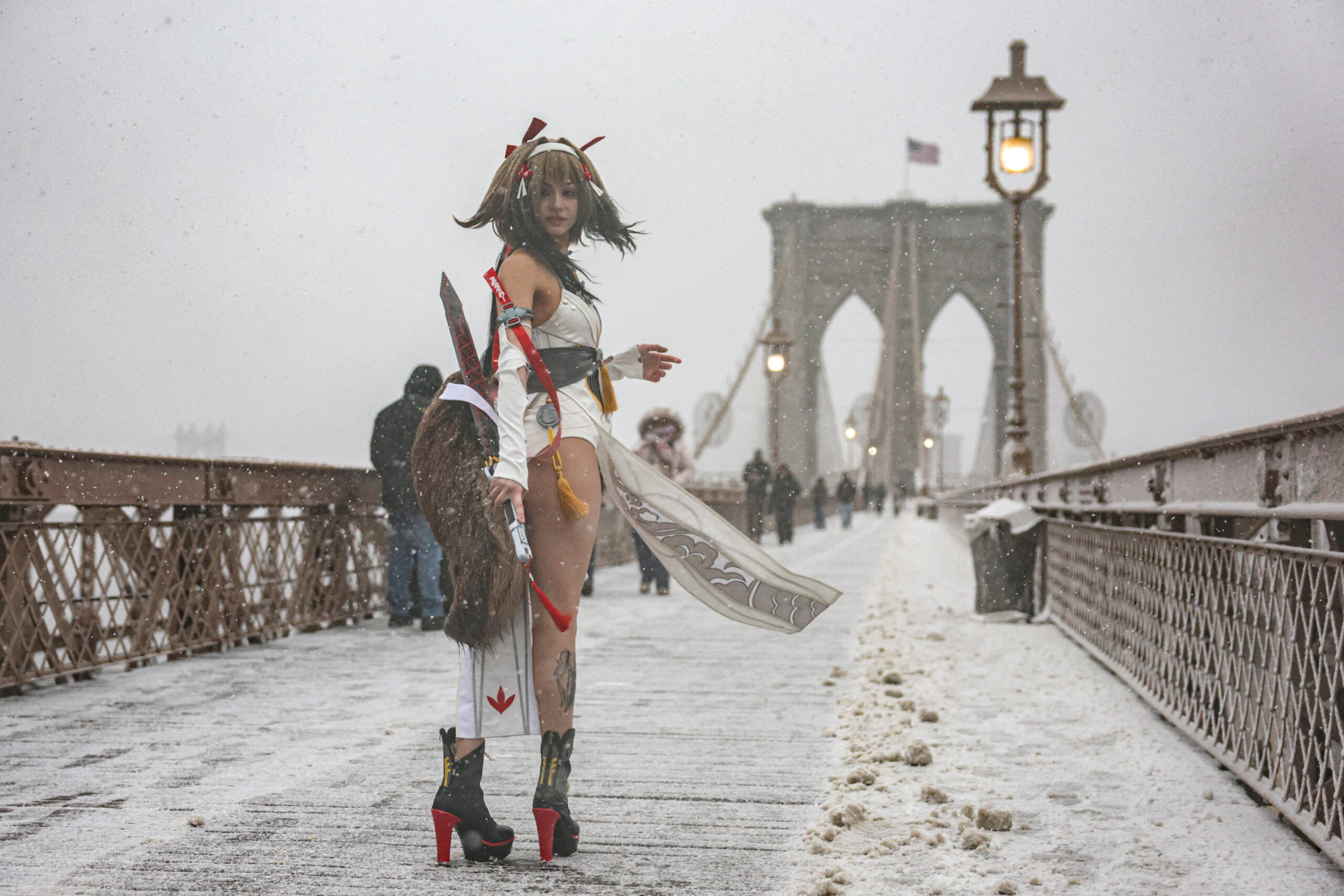 Κάποιοι με περίσσιο θάρρος βγήκαν στους χιονισμένους δρόμους