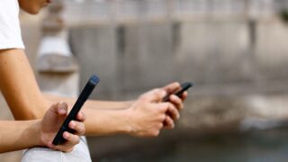 Δυο 15χρονοι σερφάρουν στα social media