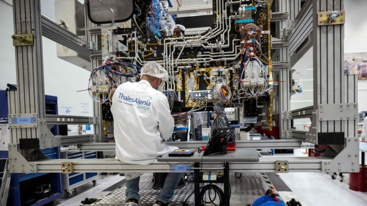 Επιστήμονας της thales alenia space