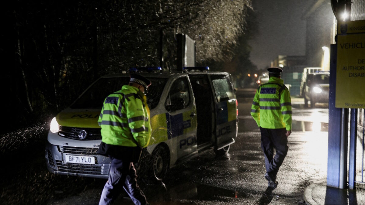 Αστυνομικές δυνάμεις στο σχολείο του Λονδίνου όπου έγινε η επίθεση