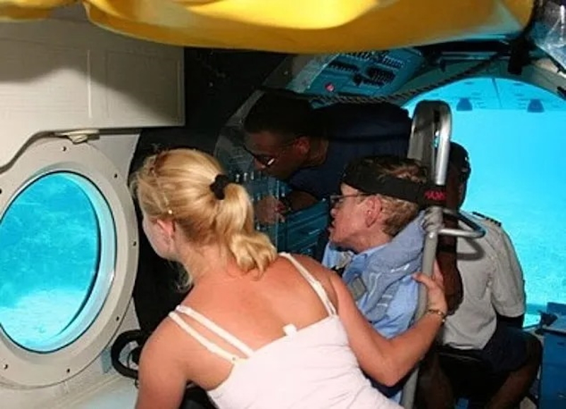 Ο καθηγητής σε περιήγηση στον βυθό του νησιού με υποβρύχιο