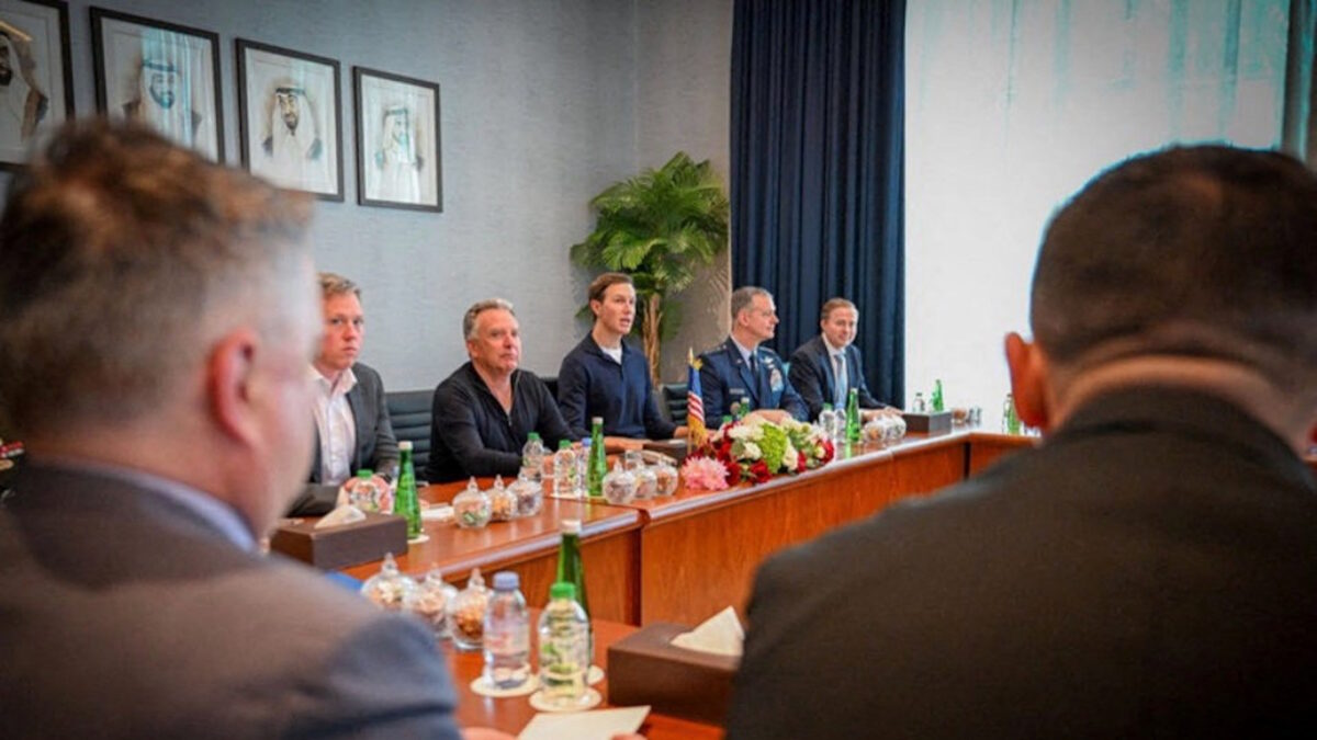 Ο Στιβ Γουίτκοφ μαζί με την αμερικανική αντιπροσωπεία στις ειρηνευτικές διαπραγματεύσεις