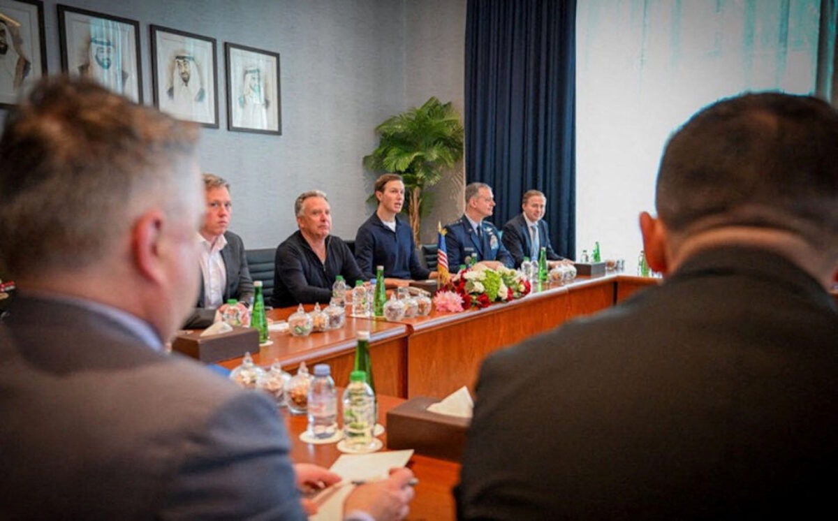 Ο Στιβ Γουίτκοφ μαζί με την αμερικανική αντιπροσωπεία στις ειρηνευτικές διαπραγματεύσεις