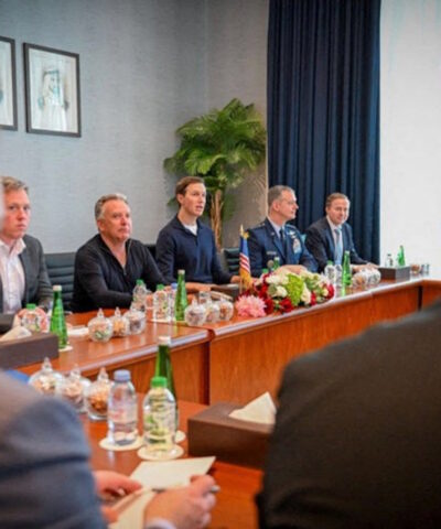 Ο Στιβ Γουίτκοφ μαζί με την αμερικανική αντιπροσωπεία στις ειρηνευτικές διαπραγματεύσεις