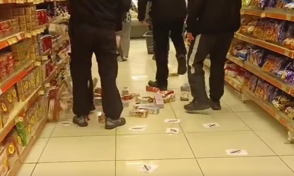 Βόλος: Νεαροί εισέβαλαν σε σούπερ μάρκετ και ποδοπάτησαν προϊόντα της «Βιολάντα» - Δείτε βίντεο
