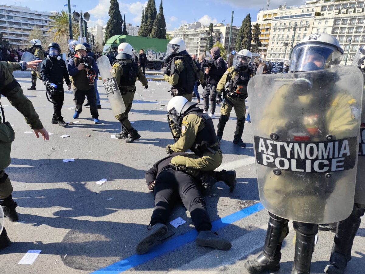 Τέμπη: Επεισόδια στο Σύνταγμα μετά το συλλαλητήριο – Λεπτό προς λεπτό όλες οι εξελίξεις