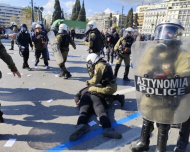 Τέμπη: Επεισόδια στο Σύνταγμα μετά το συλλαλητήριο – Λεπτό προς λεπτό όλες οι εξελίξεις