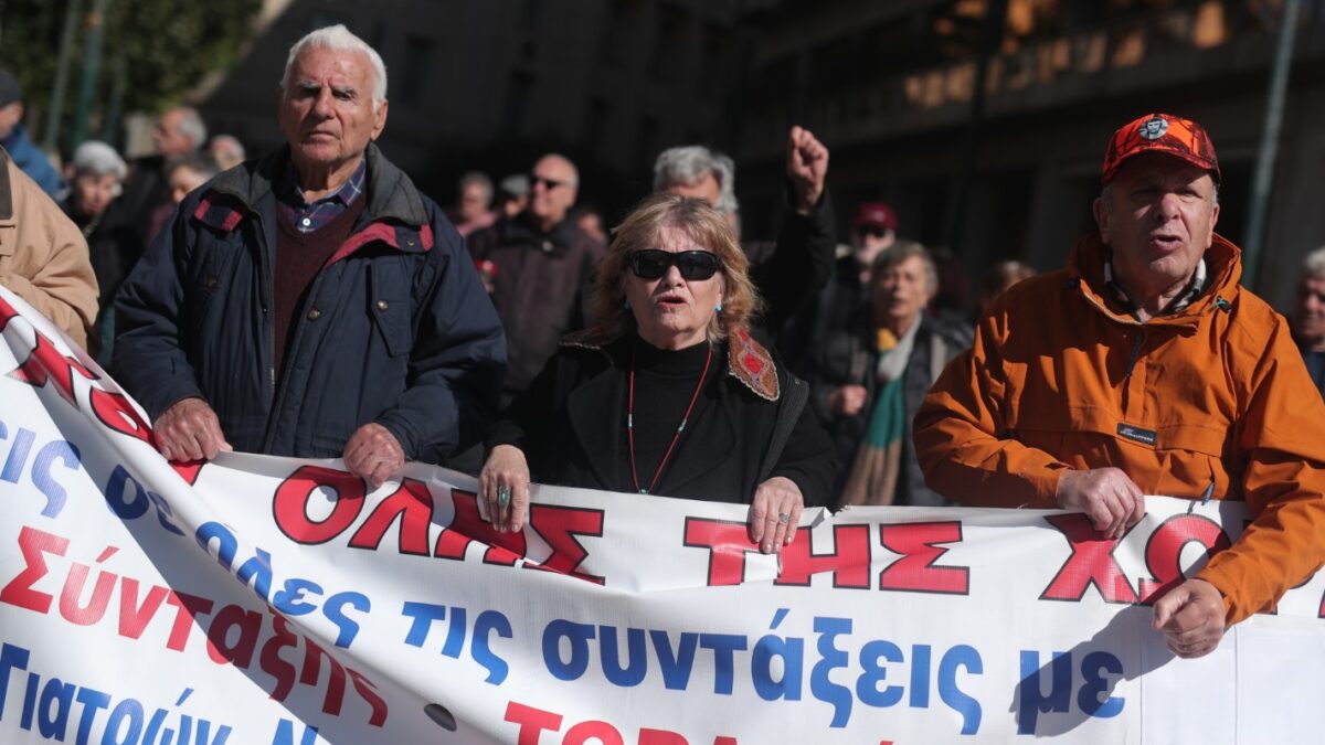Παναττική συγκέντρωση συνταξιούχων, στην πλατεία Κοτζιά και πορεία στο υπουργείο Οικονομικών, Τετάρτη 18 Φεβρουαρίου 2026. Η Συντονιστική Επιτροπή Αγώνα των Συνεργαζόμενων Συνταξιουχικών Οργανώσεων προβάλλει τις διεκδικήσεις για αυξήσεις στις συντάξεις, θεσμοθέτηση καταβολής της απώλειας από τον τιμάριθμο στο σύνολό του, καταβολή της 13ης και της 14ης σύνταξης, όπως και καταβολή των παρανόμως παρακρατηθέντων αναδρομικών σε όλους. Για την Υγεία, απαιτούν προσλήψεις νοσηλευτικού προσωπικού, γιατρών και προσλήψεις προσωπικού στον ΕΦΚΑ. (ΣΩΤΗΡΗΣ ΔΗΜΗΤΡΟΠΟΥΛΟΣ/EUROKINISSI)