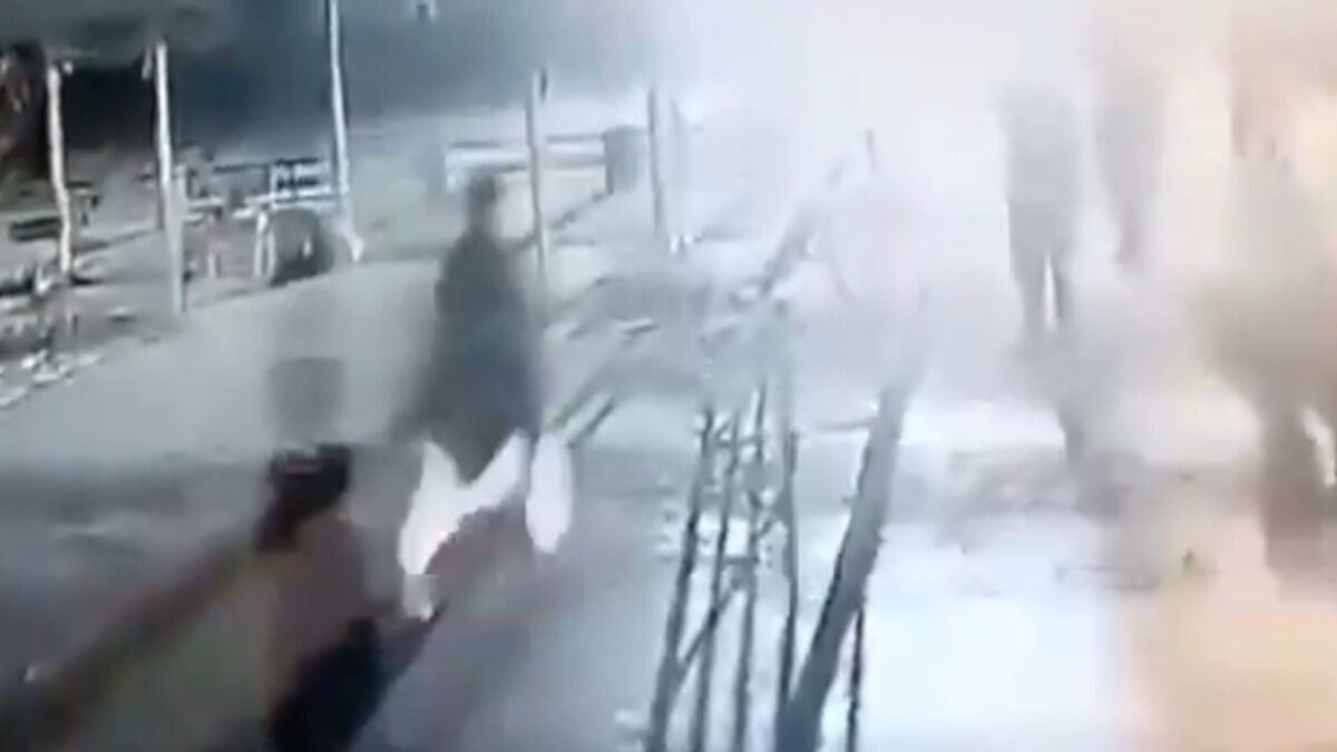 Η στιγμή που ο βομβιστής αυτοκτονίας βαδίζει προς τους Πακιστανούς αστυνομικούς