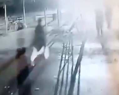 Η στιγμή που ο βομβιστής αυτοκτονίας βαδίζει προς τους Πακιστανούς αστυνομικούς