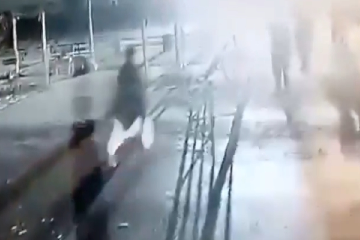 Η στιγμή που ο βομβιστής αυτοκτονίας βαδίζει προς τους Πακιστανούς αστυνομικούς