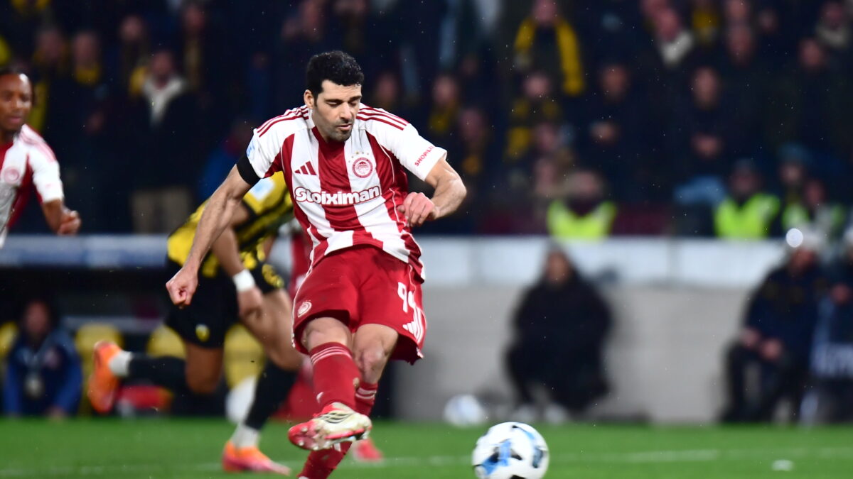 Ο Ταρέμι εκτελεί πέναλτι στο ΑΕΚ - Ολυμπιακός