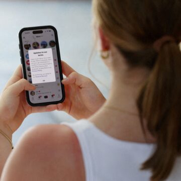 Έφηβη διαβάζει μήνυμα από το TikTok για τους όρους χρήσης