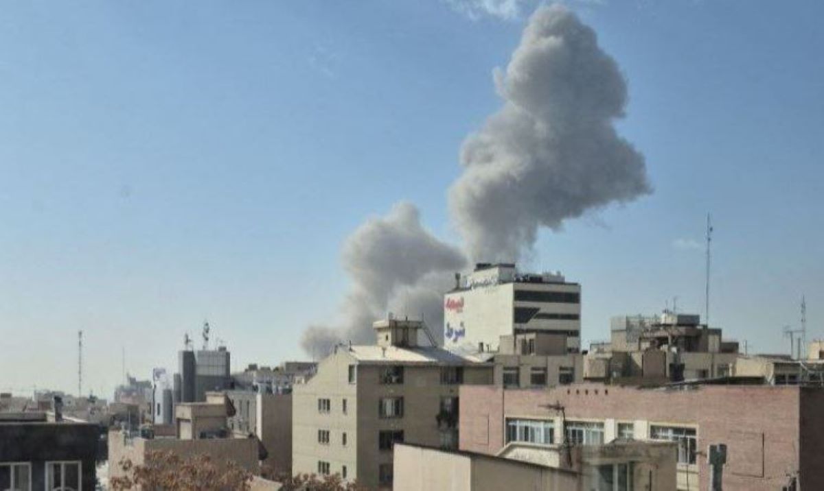 Καπνός από έκρηξη στην Τεχεράνη