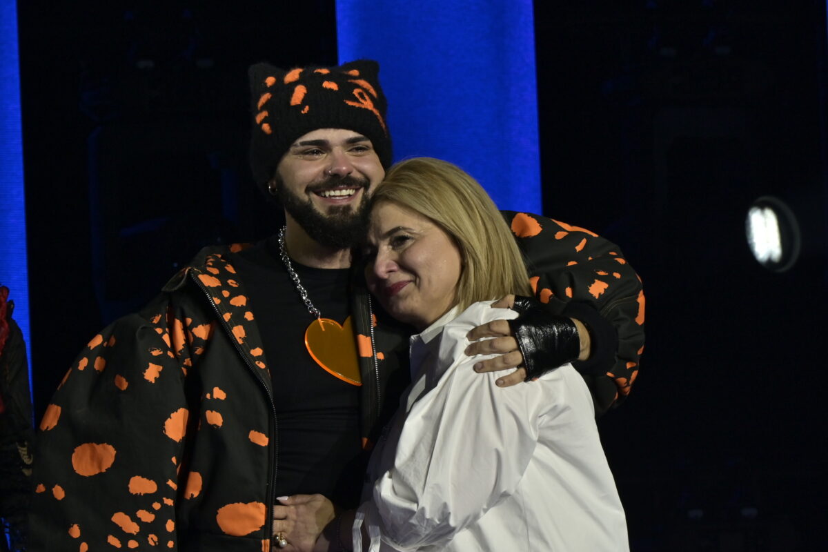 O Akylas με τη μητέρα του