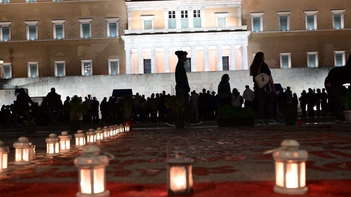 Φαναράκια γύρω από τα ονόματα των νεκρών του σιδηροδρομικού δυστυχήματος των Τεμπών