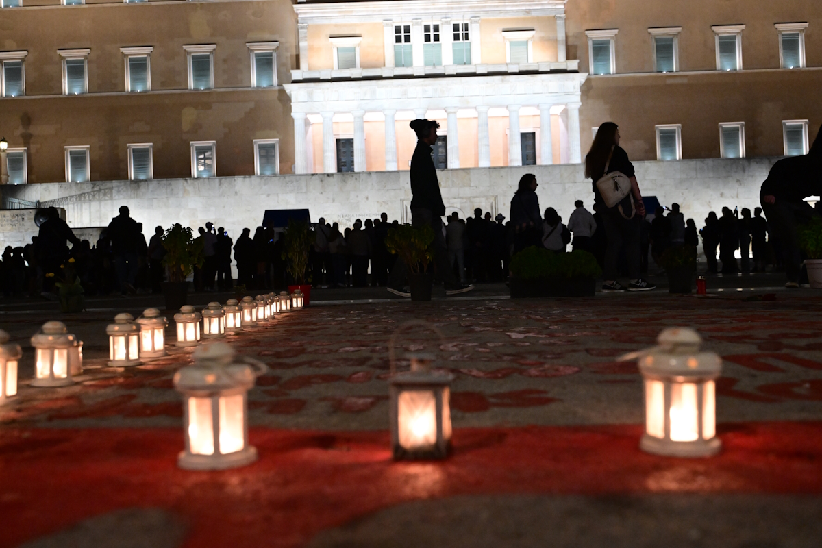 Φαναράκια γύρω από τα ονόματα των νεκρών του σιδηροδρομικού δυστυχήματος των Τεμπών