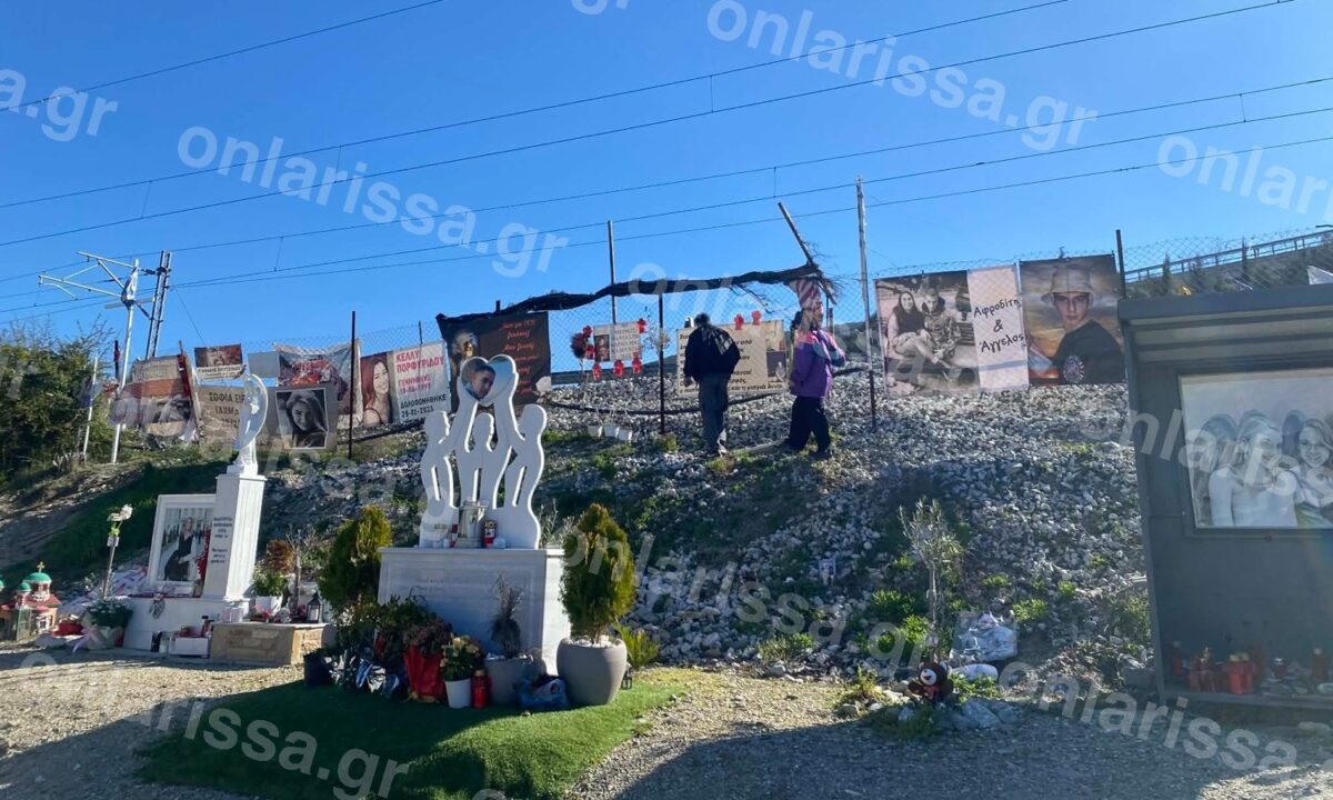 Τέμπη: Ευρωπαίοι μαθητές από 9 χώρες στο σημείο της τραγωδίας – Άφησαν αρκουδάκια και κρέμασαν μαύρους χαρταετούς