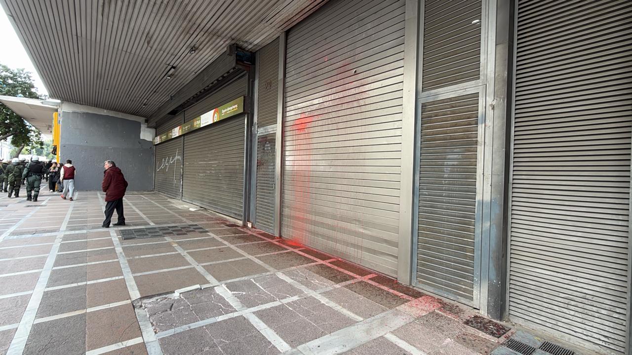 Πέταξαν μπογιές στο υπουργείο εργασίας