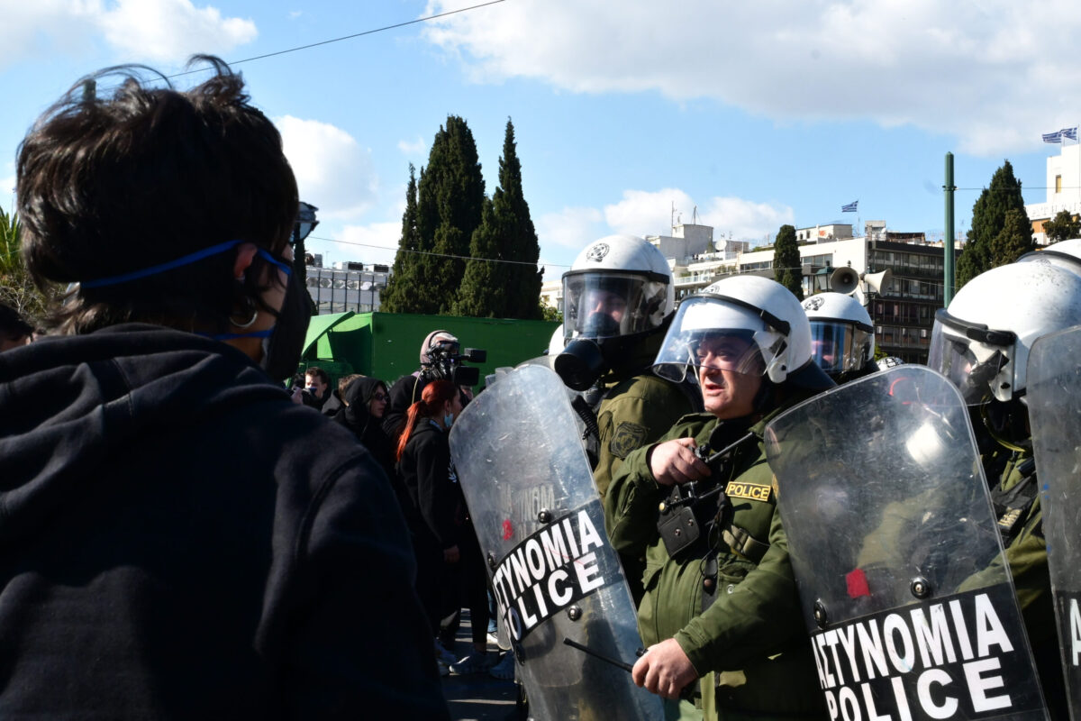 Επεισόδια μετά το τέλος της συγκέντρωσης στην πλατεία Συντάγματος στην Αθήνα για τη συμπλήρωση τριών χρόνων από το σιδηροδρομικό δυστύχημα των Τεμπών, που στοίχισε τις ζωές 57 ανθρώπων.Σάββατο 28 Φεβρουαρίου 2026 (ΤΑΤΙΑΝΑ ΜΠΟΛΑΡΗ