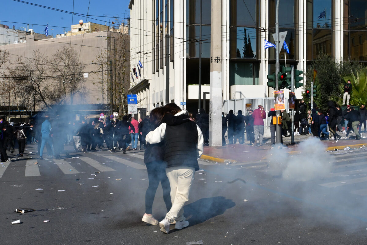 Επεισόδια μετά το τέλος της συγκέντρωσης στην πλατεία Συντάγματος στην Αθήνα για τη συμπλήρωση τριών χρόνων από το σιδηροδρομικό δυστύχημα των Τεμπών, που στοίχισε τις ζωές 57 ανθρώπων.Σάββατο 28 Φεβρουαρίου 2026 (ΤΑΤΙΑΝΑ ΜΠΟΛΑΡΗ