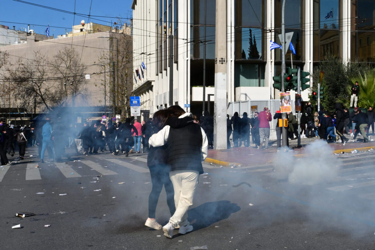 Επεισόδια μετά το τέλος της συγκέντρωσης στην πλατεία Συντάγματος στην Αθήνα για τη συμπλήρωση τριών χρόνων από το σιδηροδρομικό δυστύχημα των Τεμπών, που στοίχισε τις ζωές 57 ανθρώπων.Σάββατο 28 Φεβρουαρίου 2026 (ΤΑΤΙΑΝΑ ΜΠΟΛΑΡΗ