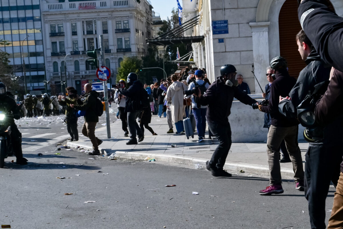 Επεισόδια μετά το τέλος της συγκέντρωσης στην πλατεία Συντάγματος στην Αθήνα για τη συμπλήρωση τριών χρόνων από το σιδηροδρομικό δυστύχημα των Τεμπών, που στοίχισε τις ζωές 57 ανθρώπων.Σάββατο 28 Φεβρουαρίου 2026 (ΤΑΤΙΑΝΑ ΜΠΟΛΑΡΗ