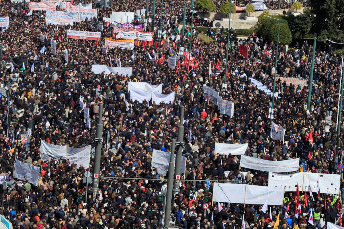 Τέμπη: Σε εξέλιξη οι μεγάλες διαδηλώσεις- Οι δρόμοι "πλημμυρίζουν" για Δικαιοσύνη-Δεκάδες προσαγωγές, συλλήψεις (live) 10 tempisyntagma14
