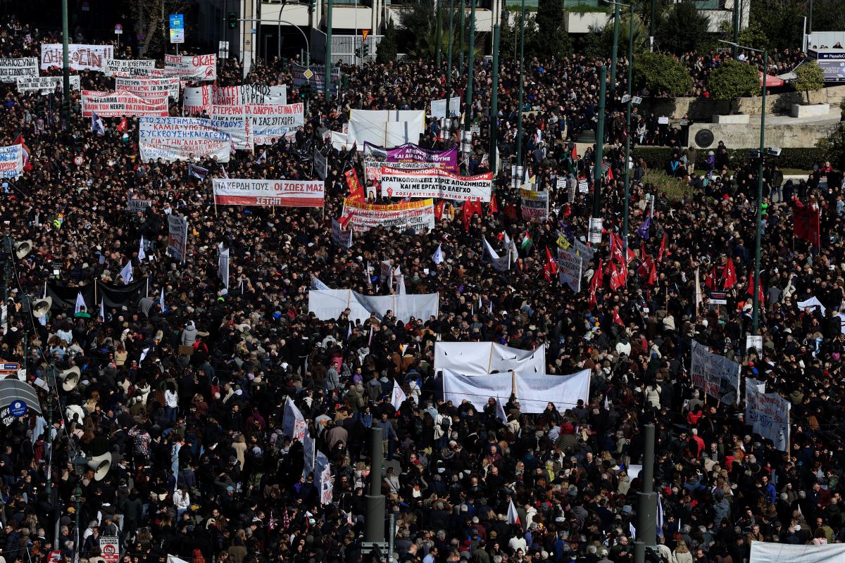 Τέμπη: Σε εξέλιξη οι μεγάλες διαδηλώσεις- Οι δρόμοι "πλημμυρίζουν" για Δικαιοσύνη-Δεκάδες προσαγωγές, συλλήψεις (live) 9 tempisyntagma15