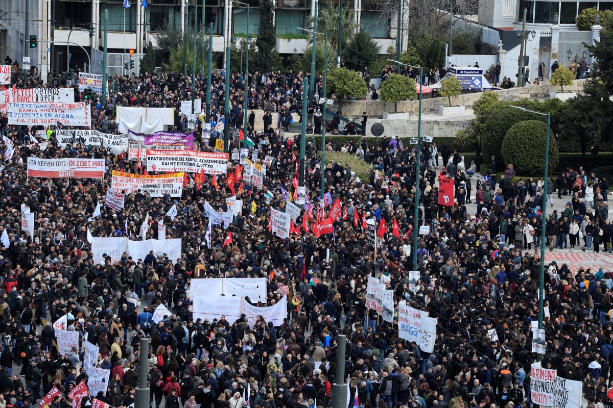 Τέμπη: Σε εξέλιξη οι μεγάλες διαδηλώσεις- Οι δρόμοι "πλημμυρίζουν" για Δικαιοσύνη-Δεκάδες προσαγωγές, συλλήψεις (live) 8 tempisyntagma16