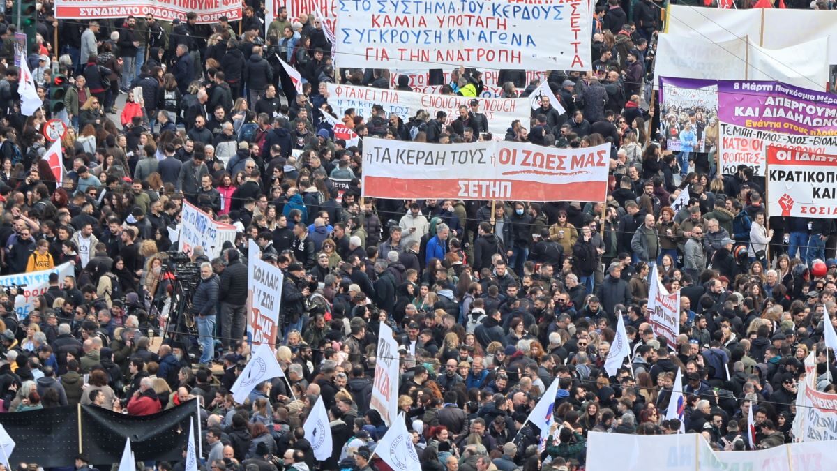 Πλήθος κόσμου στο Σύνταγμα για το συλλαλητήριο για τα Τέμπη