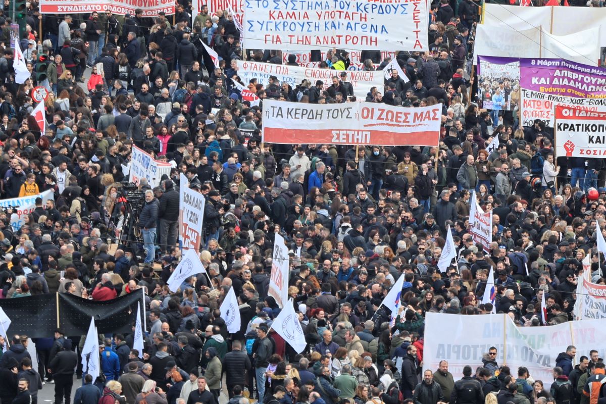 tempisyntagma7 Πλήθος κόσμου στο Σύνταγμα για το συλλαλητήριο για τα Τέμπη / ΓΙΩΡΓΟΣ ΚΟΝΤΑΡΙΝΗΣ / EUROKINISSI