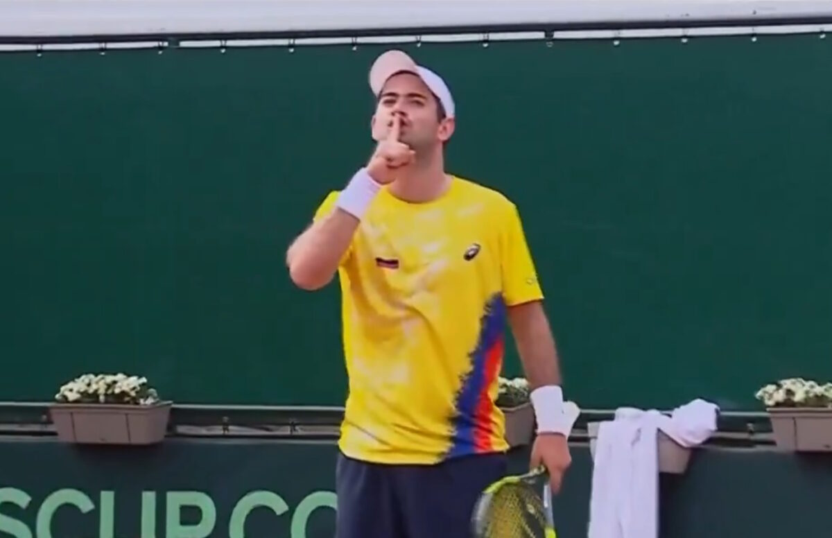 Κολομβιανός τενίστας πανηγύρισε προκλητικά στο Davis Cup και εξόργισε αντιπάλους και εξέδρα – Του πέταξαν μπουκάλια
