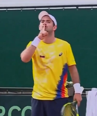Κολομβιανός τενίστας πανηγύρισε προκλητικά στο Davis Cup και εξόργισε αντιπάλους και εξέδρα – Του πέταξαν μπουκάλια