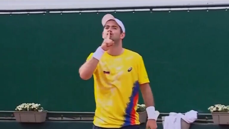 Κολομβιανός τενίστας πανηγύρισε προκλητικά στο Davis Cup και εξόργισε αντιπάλους και εξέδρα – Του πέταξαν μπουκάλια